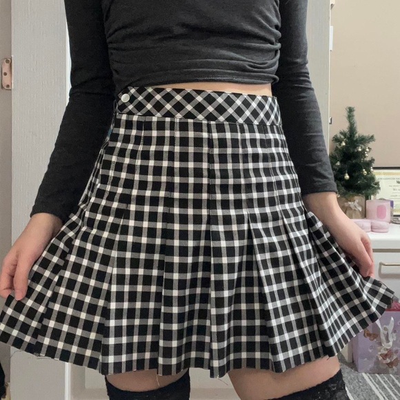 black and white pleated plaid mini skirt - Picture 2 of 4